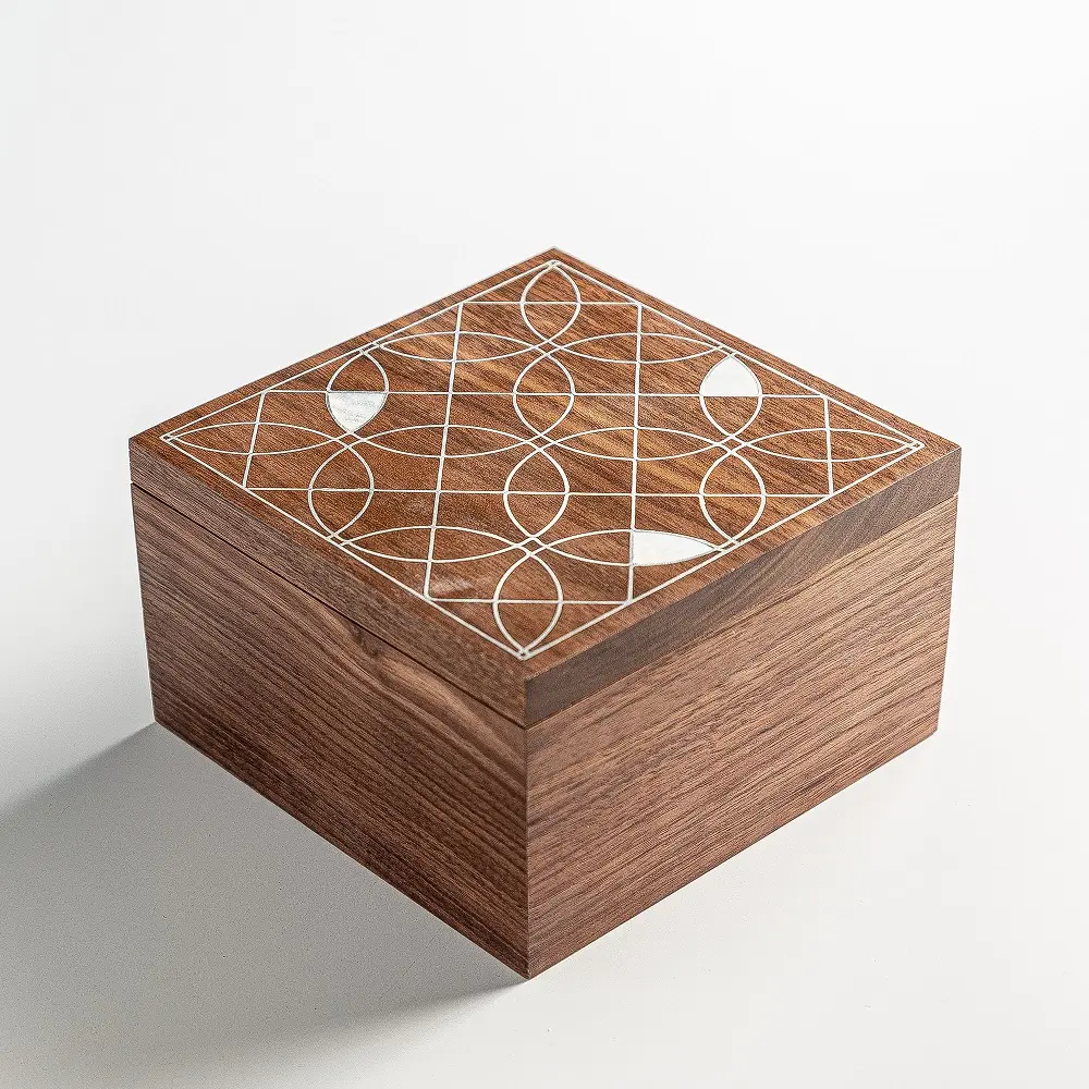 pearl reflections box_1.webp